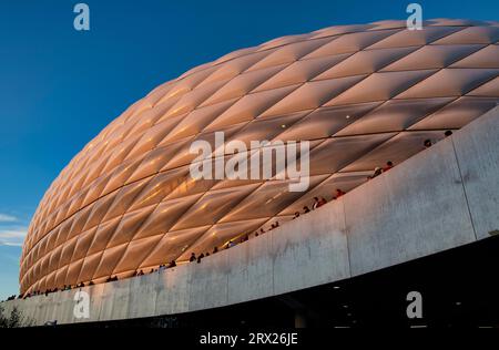 Foto esterna, panoramica, struttura dello stadio, tramonto, atmosfera serale, Champions League, Allianz Arena, Monaco, Baviera, Germania Foto Stock