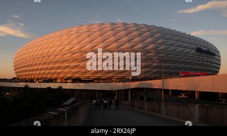 Foto esterna, panoramica, struttura dello stadio, tramonto, atmosfera serale, Champions League, Allianz Arena, Monaco, Baviera, Germania, Europa Foto Stock