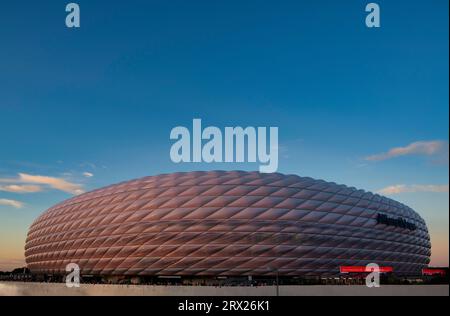 Foto esterna, panoramica, struttura dello stadio, tramonto, atmosfera serale, Champions League, Allianz Arena, Monaco, Baviera, Germania Foto Stock
