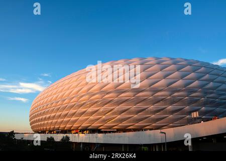 Foto esterna, panoramica, struttura dello stadio, tramonto, atmosfera serale, Champions League, Allianz Arena, Monaco, Baviera, Germania Foto Stock