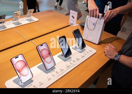Bangkok, Thailandia. 22 settembre 2023. I clienti acquistano il nuovo iPhone 15 presso l'Apple Store di Bangkok. I nuovi modelli di iPhone 15, che sono iPhone 15, Plus, Pro e Pro Max, sono stati ufficialmente lanciati per l'acquisto in Thailandia il 22 settembre 2023. (Foto di Peerapon Boonyakiat/SOPA Images/Sipa USA) credito: SIPA USA/Alamy Live News Foto Stock