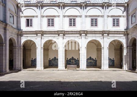 Piastrelle dipinte (azulejos) fiancheggiano i bellissimi chiostri 18c del monastero di São Vicente de Fora a Lisbona, Portogallo Foto Stock