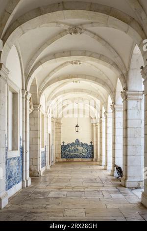 Piastrelle dipinte (azulejos) fiancheggiano i bellissimi chiostri 18c del monastero di São Vicente de Fora a Lisbona, Portogallo Foto Stock