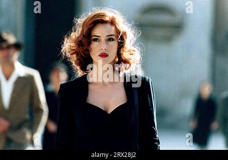 MONICA BELLUCCI in MALENA (2000), regia di GIUSEPPE TORNATORE. Credito: FILM MEDUSA/FILM MIRAMAX / album Foto Stock
