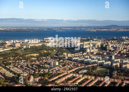Vista aerea di Lisbona e del fiume Tago, Portogallo Foto Stock