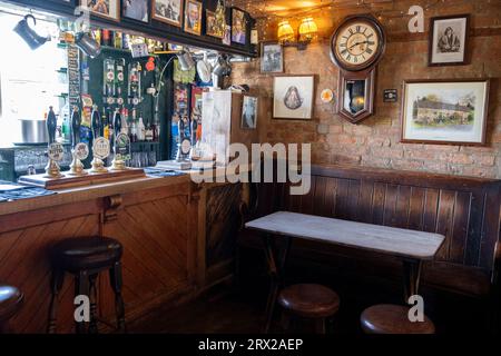 Il Woolpack Inn, Gloucestershire pub famoso per essere stato frequentato da Laurie Lee il 5 settembre 2023 a Sad, Regno Unito. Laurie Lee è stata un'acclamata poetessa e scrittrice inglese, ben nota per le sue memorie d'infanzia, "Cider with Rosie". Laurie Lee visitava regolarmente il pub Woolpack Inn. E' sepolto appena oltre la strada nel cimitero di Slad. Foto Stock