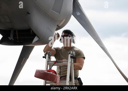 Airman 1st Class Zachary Nieto conduce un'ispezione post-volo presso la Moody Air Force base, GA, 31 agosto 2023. Foto del Senior Airman Rachel Coates Foto Stock