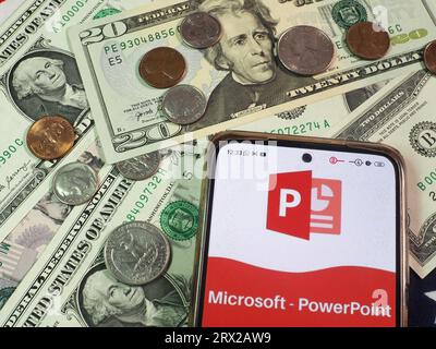 In questa immagine, il logo Microsoft PowerPoint è visualizzato su uno smartphone. Foto Stock