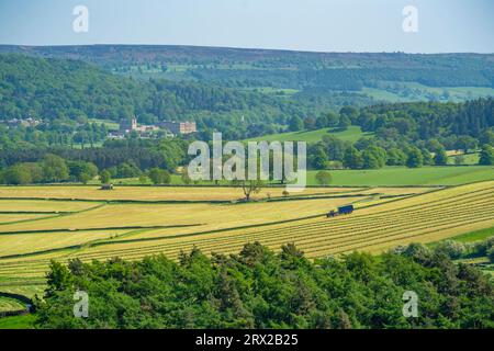 Vista della campagna e della Chatsworth House in primavera, Derbyshire Dales, Derbyshire, Inghilterra, Regno Unito, Europa Foto Stock