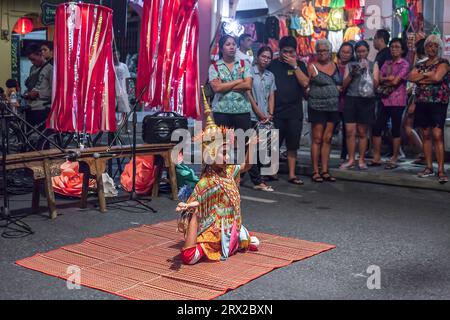 Phuket, Thailandia - 23 febbraio 2018: Danza tradizionale thailandese Menora nella strada notturna della città. Tradition Nora Dance drama in città. La danza è essenzialmente ri Foto Stock