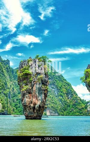 Isola di James Bond o Ko Ta PU nella baia di Phang Nga nel mare delle Andamane, Phuket, Thailandia. Splendido paesaggio con isole verdi dal cielo blu, vacanze estive Foto Stock