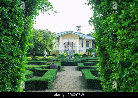 Casa e labirinti verdi di buxus nel giardino ornamentale estivo. Labirinto di siepi in bosso nel parco primaverile Foto Stock