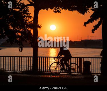 Tramonto sul fiume Reno, Dusseldorf, Renania settentrionale-Vestfalia, Germania, Europa Foto Stock