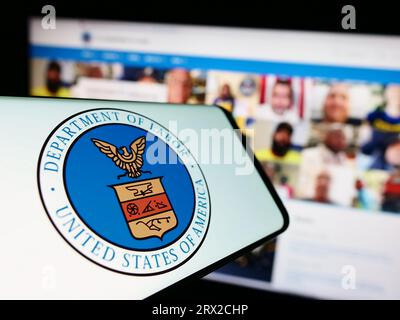 Smartphone con sigillo del Dipartimento del lavoro degli Stati Uniti (US DOL) sullo schermo davanti al sito Web. Concentrarsi sul centro del display del telefono. Foto Stock