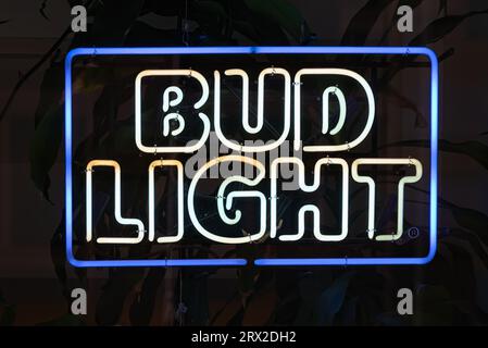 New York, NY - 17 settembre 2023: Insegna al neon della marca di birra Bud Light nella finestra del bar di sera Foto Stock