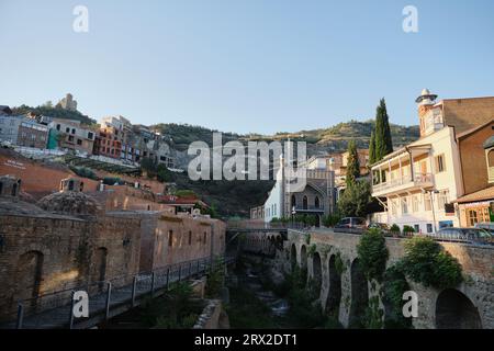 Georgia - 01.09.2023. Centro storico nel centro di Tbilisi. La capitale georgiana al mattino in una giornata di sole. Splendidi edifici in mattoni e tetti a cupola di Foto Stock