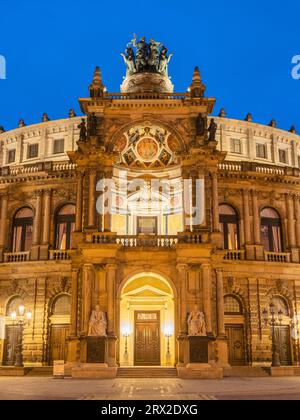 Il Semperoper, il teatro dell'opera della SAchsische Staatsoper Dresda, Dresda, Sassonia, Germania, Europa Foto Stock