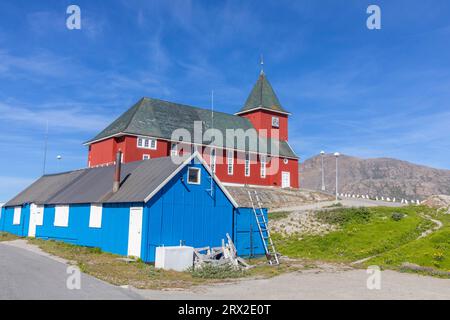 Replica della chiesa tradizionale e di altri edifici nella colorata cittadina danese di Sisimiut, Groenlandia occidentale, regioni polari Foto Stock