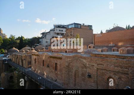 Georgia Tbilisi - 01.09.2023. La capitale georgiana al mattino in una giornata di sole. Splendidi edifici in mattoni e tetti a cupola di bagni zolfo. Un popolare Foto Stock