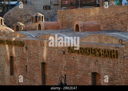 Lo storico quartiere della città vecchia nel centro di Tbilisi. La capitale georgiana al mattino in una giornata di sole. Splendidi edifici in mattoni e tetti a cupola Foto Stock