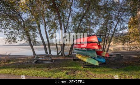 Canoe su una cremagliera sulle rive del lago Windermere nella città di Invermere, British Columbia, Canada Foto Stock