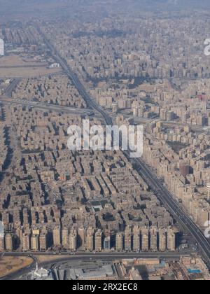 Vista aerea della città del Cairo, lungo le rive del Nilo, il Cairo, l'Egitto, il Nord Africa, l'Africa Foto Stock