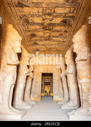 Vista interna del grande Tempio di Abu Simbel con le sue camere successive più piccole che conducono al santuario, Abu Simbel, Egitto Foto Stock