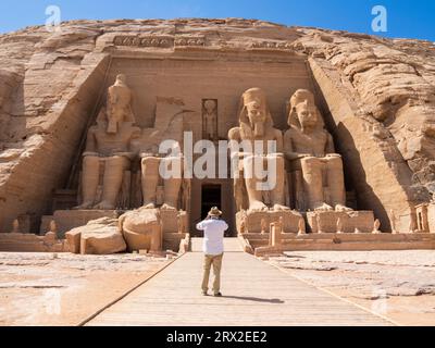 Il grande Tempio di Abu Simbel, con le sue quattro statue colossali di Ramses II (Ramses il grande), alte 20 metri, Abu Simbel, Egitto Foto Stock