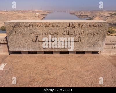 Una vista dalla cima della diga di Assuan che guarda a sud lungo il Nilo, Assuan, Egitto, Nord Africa e Africa Foto Stock