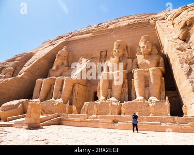 Il grande Tempio di Abu Simbel, con le sue quattro statue colossali di Ramses II (Ramses il grande), alte 20 metri, Abu Simbel, Egitto Foto Stock