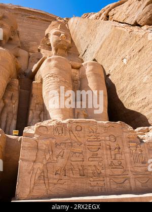 Il grande Tempio di Abu Simbel, con le sue quattro statue colossali di Ramses II (Ramses il grande), alte 20 metri, Abu Simbel, Egitto Foto Stock