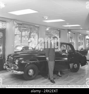 Negli anni '1950 Una giovane coppia visita un concessionario di auto e il concessionario che vende il marchio inglese Humber. Svezia 1954. Kristoffersson rif. BP39-4 Foto Stock