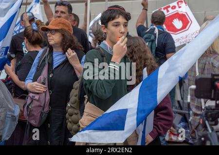 New York, New York, USA. 21 settembre 2023. (NUOVO) espatriati israeliani ed ebrei statunitensi protestano durante la visita delle Nazioni Unite del primo Ministro Netanyahu. 21 settembre 2023, New York, New York, USA: Un giovane con bandiera israeliana partecipa a un'opposizione alla protesta di revisione giudiziaria attraverso l'Hotel del primo Ministro Benjamin Netanyahu, The Lowe Regency on Park Avenue il 21 settembre 2023 a New York City. Due contro-proteste si sono tenute di fronte all'Hotel del primo Ministro Netanyahu, il Lowe Regency su Park Avenue, prima del suo discorso di venerdì mattina al generale delle Nazioni Unite Foto Stock