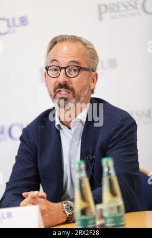 Monaco, Germania. 22 settembre 2023. Kolumnist Jan Fleischhauer ( Focus ) bei der Diskussion mit dem Thema Verdachtsberichterstattung: Era Darf der Journalismus, was nicht - und was muss er? AM 22.9.2023 im Presseclub a München. -- l'editorialista Jan Fleischhauer ( Focus ) durante la discussione con il tema del sospetto: Che cosa è permesso fare il giornalismo, cosa non - e cosa deve fare? Sul 22.9.2023 a Monaco, Germania. (Foto di Alexander Pohl/Sipa USA) credito: SIPA USA/Alamy Live News Foto Stock