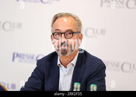 Monaco, Germania. 22 settembre 2023. Kolumnist Jan Fleischhauer ( Focus ) bei der Diskussion mit dem Thema Verdachtsberichterstattung: Era Darf der Journalismus, was nicht - und was muss er? AM 22.9.2023 im Presseclub a München. -- l'editorialista Jan Fleischhauer ( Focus ) durante la discussione con il tema del sospetto: Che cosa è permesso fare il giornalismo, cosa non - e cosa deve fare? Sul 22.9.2023 a Monaco, Germania. (Foto di Alexander Pohl/Sipa USA) credito: SIPA USA/Alamy Live News Foto Stock