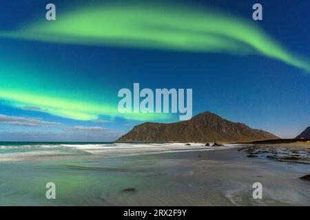 Aurora boreale (aurora boreale) sulla spiaggia ghiacciata di Skagsanden, Ramberg, Isole Lofoten, Nordland, Norvegia, Scandinavia, Europa Foto Stock