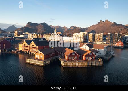 Villaggio di pescatori e città di Svolvaer all'alba in autunno, vista aerea, Isole Lofoten, Nordland, Norvegia, Scandinavia, Europa Foto Stock