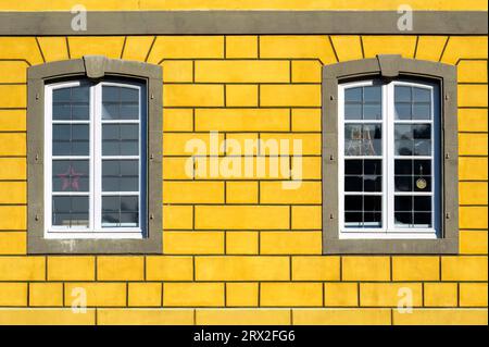 Finestre in tipico stile tedesco in una casa di colore giallo, Moesel, Germania. Foto Stock
