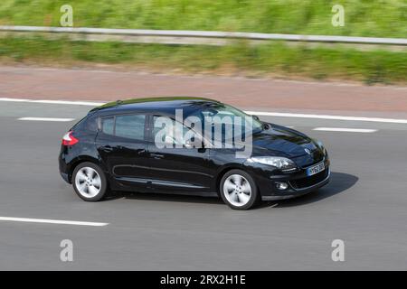 2012 Renault Megane Dynamique TomTom VVT 110 Black Car Hatchback benzina 1598 cc; viaggia a velocità sostenuta sull'autostrada M6 a Greater Manchester, Regno Unito Foto Stock