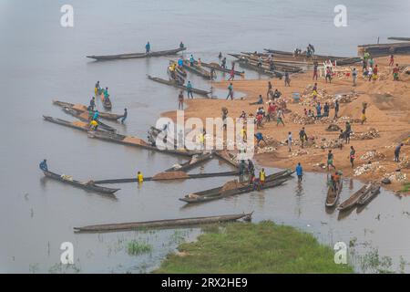Vita fluviale sul fiume Ubangi, Bangui, Repubblica Centrafricana, Africa Foto Stock