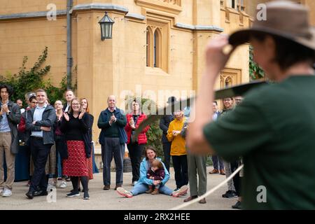 Quattro scythers femminili, Joharna Richards e Jo Miles, Marian Holness, e Head Gardener del Clare College Kate Hargreaves, si preparano a falciare fiori selvatici nel Meadow Circle presso la New Court del Trinity College di Cambridge, risalente al XIX secolo. La falciatura, o falciatura, è una tradizione secolare che si ritiene sia stata praticata a Trinity prima dei rasaerba. Data immagine: Venerdì 22 settembre 2023. Foto Stock