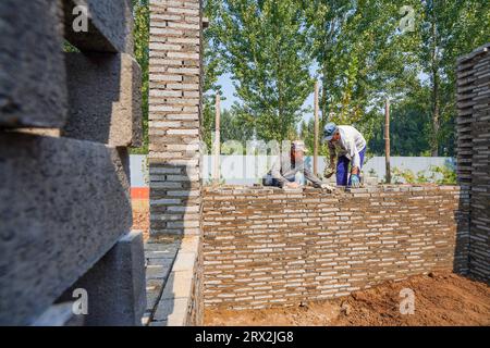 Contea di Luannan, Cina - 28 settembre 2022: I costruttori stanno costruendo muri, Cina settentrionale Foto Stock