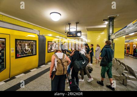 U-Bahn, U8, Jannowitzbrücke, Menschen, Nahverkehr, Berlin-Mitte, Deutschland Foto Stock