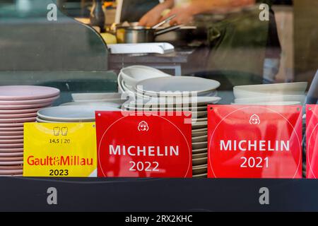 Arnhem, Paesi Bassi - 20 settembre 2023: Vetrina del ristorante con cartelloni Michelin e Gault & Millau ad Arnhem, Paesi Bassi Foto Stock