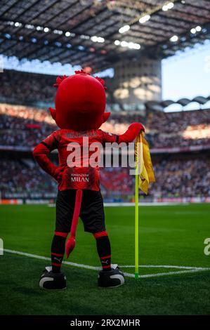 Milanello, la mascotte demoniaca del Milan, guarda prima della partita di UEFA Champions League tra il Milan e il Newcastle United FC. Foto Stock