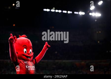 Milanello, la mascotte del diavolo del Milan, si presenta al termine della partita di UEFA Champions League tra il Milan e il Newcastle United FC. Foto Stock