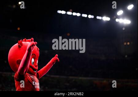 Milanello, la mascotte del diavolo del Milan, si presenta al termine della partita di UEFA Champions League tra il Milan e il Newcastle United FC. Foto Stock