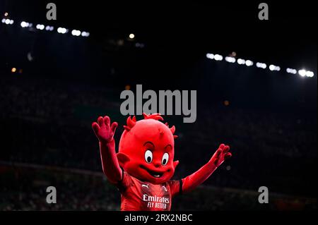 Milanello, la mascotte del diavolo del Milan, si presenta al termine della partita di UEFA Champions League tra il Milan e il Newcastle United FC. Foto Stock