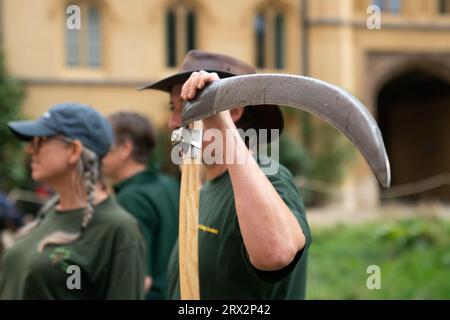 Quattro scythers femminili - giardinieri del Trinity Joharna Richards e Dr Jo Miles, professoressa del Trinity Marian Holness e capo giardiniere del Clare College Kate Hargreaves - falciarono fiori selvatici nel Meadow Circle presso la New Court del Trinity College di Cambridge. La falciatura, o falciatura, è una tradizione secolare che si ritiene sia stata praticata a Trinity prima dei rasaerba. Data immagine: Venerdì 22 settembre 2023. Foto Stock