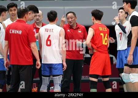 Hangzhou, provincia cinese di Zhejiang. 22 settembre 2023. Il capo allenatore cinese Wu Sheng (C) istruisce i giocatori durante la partita di Volleyball Men's Cross tra Cina e Indonesia ai diciannovesimi Giochi asiatici di Hangzhou, nella provincia orientale dello Zhejiang, 22 settembre 2023. Crediti: Zhu Zheng/Xinhua/Alamy Live News Foto Stock